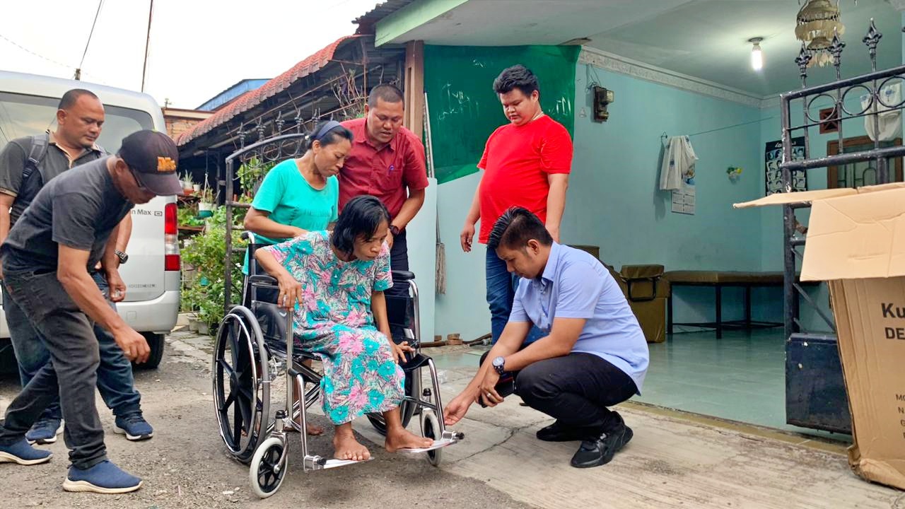 Wali Kota Medan Serahkan Kursi Roda Bagi Penyandang Disabilitas